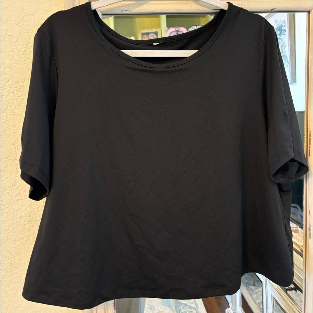 Fabletics open back, cropped, black tee